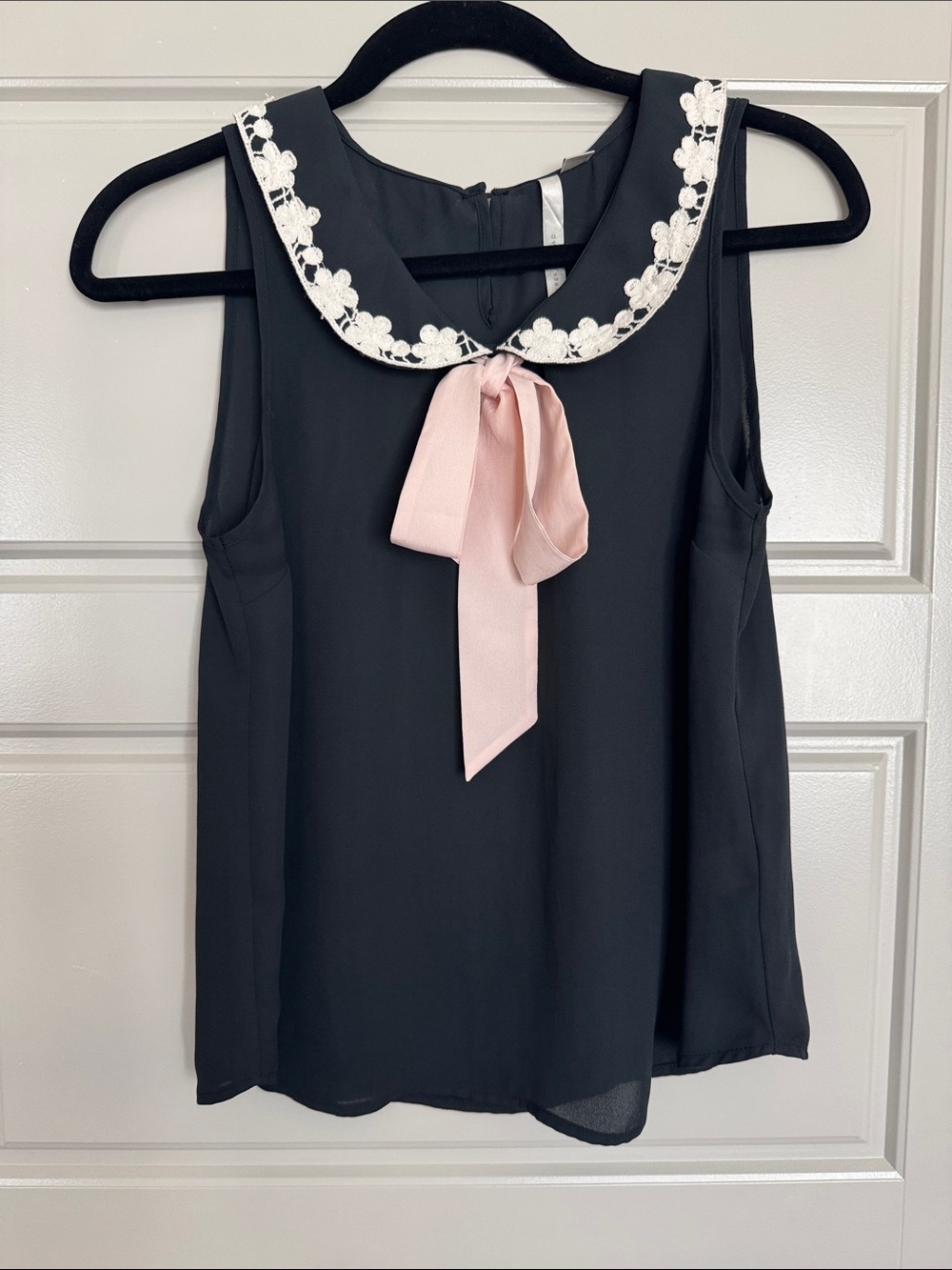 NWOT LC LAUREN CONRAD Sleeveless BlacTop with Pink Removable Bow, XS